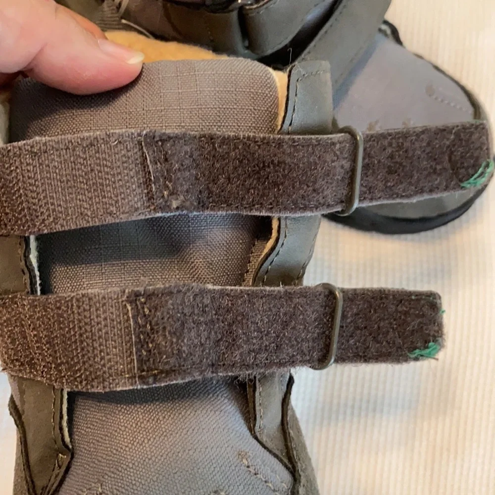 Carter’s kids Boots Dunes size 11 gray and green